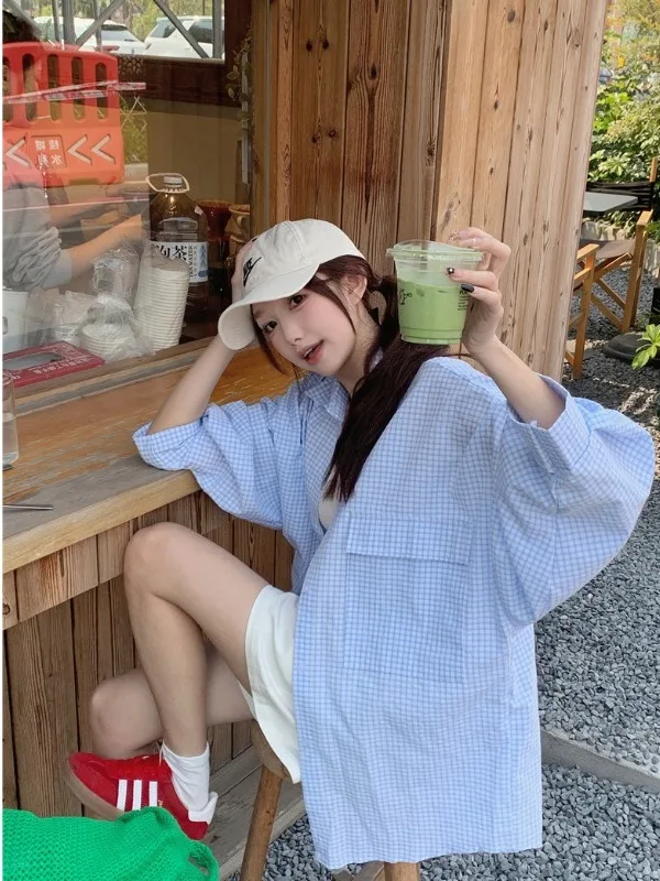 

Женская рубашка в клетку в корейском стиле больших размеров с длинными рукавами и большими карманами, свободного кроя, летняя, новая модная модель, топ с защитой от солнца