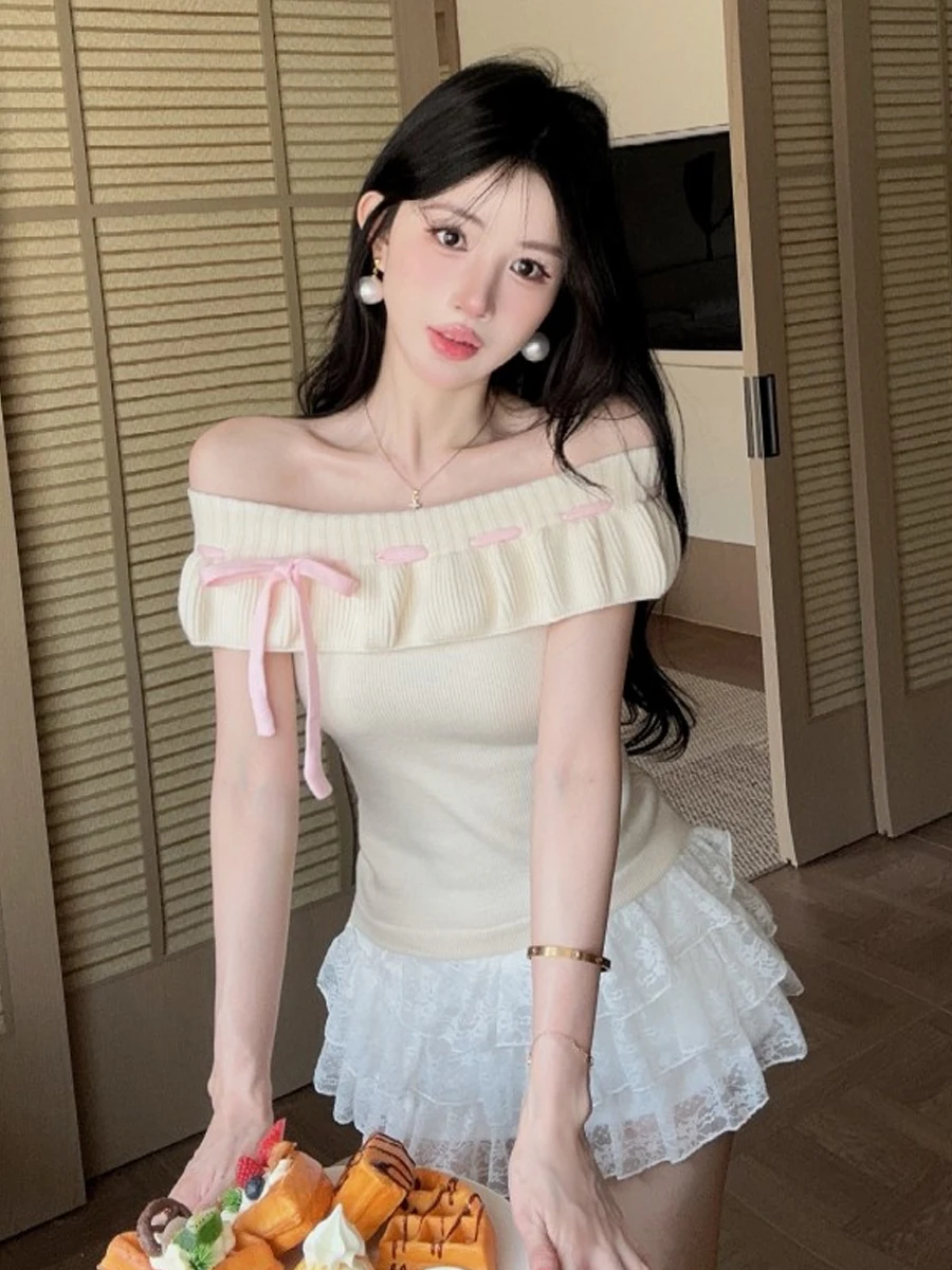 

Модный летний комплект из двух предметов: вязаный топ на одно плечо с поясом и кружевом в стиле Pure Desire и короткая юбка-кейк для девушек, омолаживающий образ.