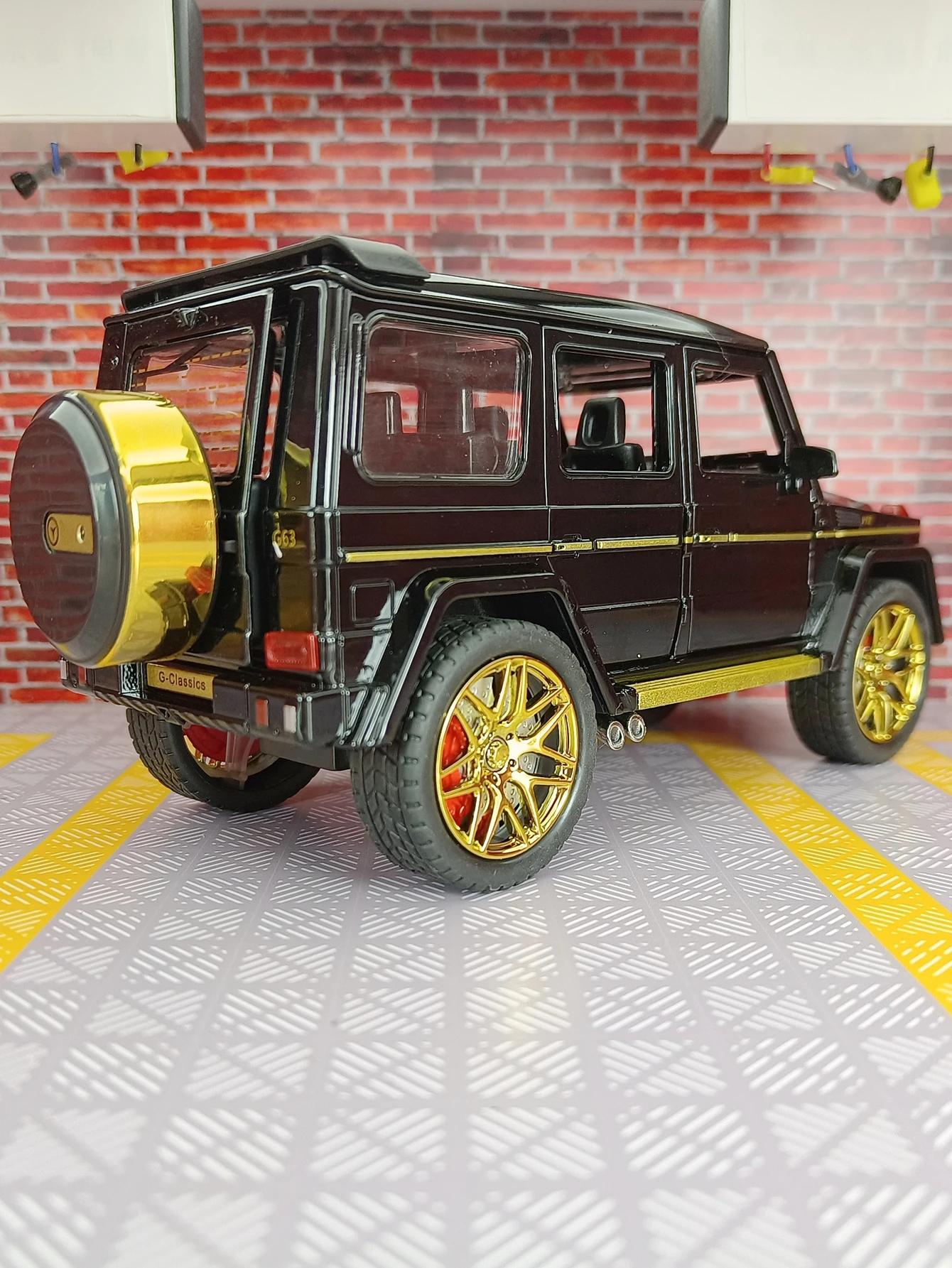 1:24 Mercedes-Benz G63 off-road car Simulation Diecast Metal Alloy Model car Sound Light Pull Back Collection Kids Toy Gift