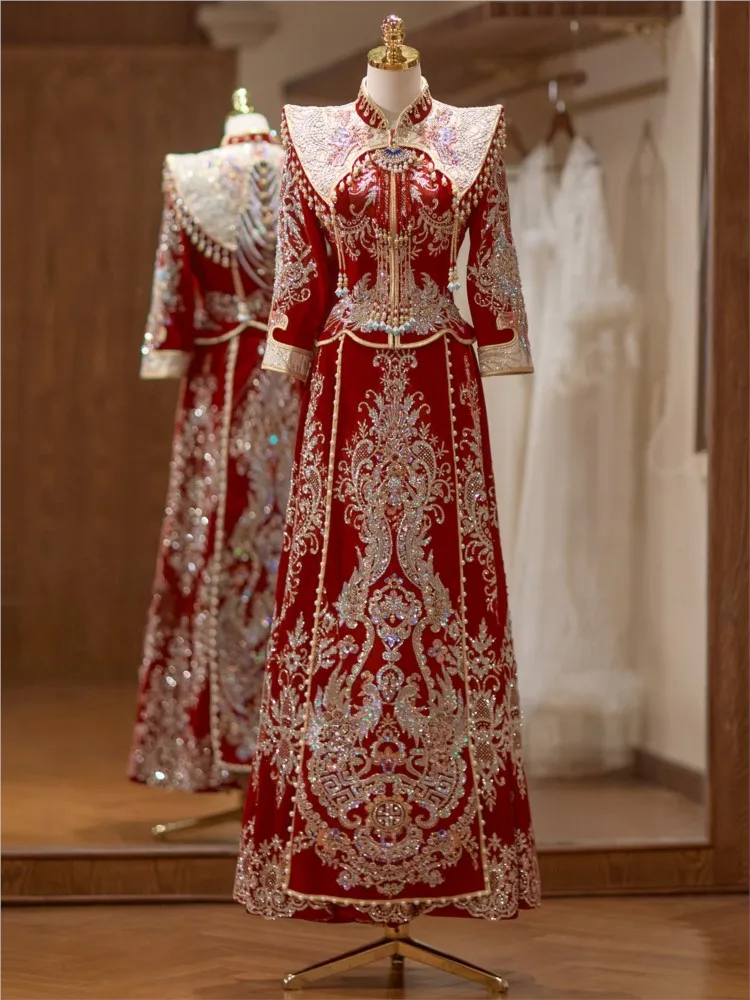 Luxurious phoenix crown and red wedding dress Chinese-style heavy industry