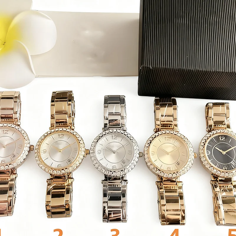 

Круглые женские часы с бриллиантовой оправой — это роскошные, универсальные и стильные часы, которые подходят для торжественных случаев.