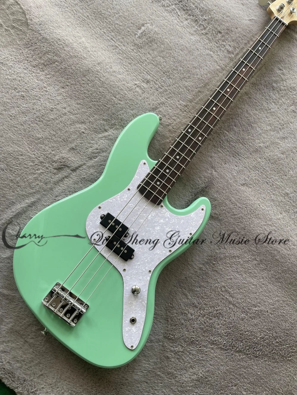 

Электробас-гитара Surf Green Bass, 4-струнная, корпус из цельного дерева, белая перламутровая накладка для звукоснимателя, гриф из палисандра, фиксированный бридж.