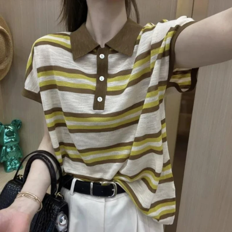 Polo a maglia sottile a maniche corte a righe estive bottone di bellezza giovanile da donna coreano semplice Casual Versatile Top abbinato ai colori