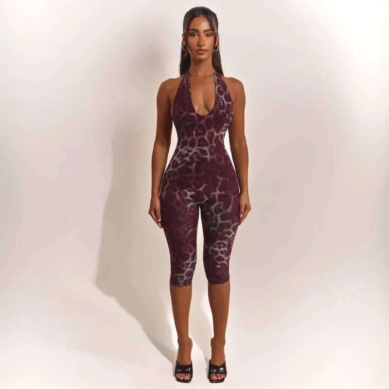 Heißer Jumpsuit mit eng anliegender Krawatte, offenem Rücken und Leopardenmuster, kurz geschnitten. – Detail 11