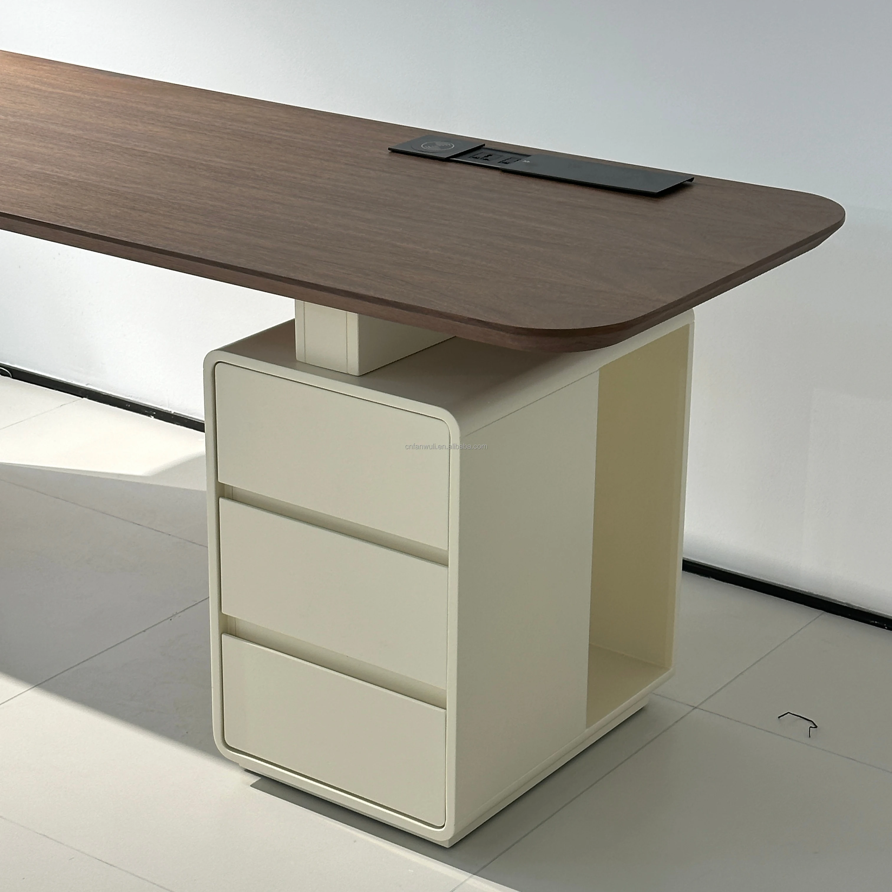 Meubles nordiques modernes, bureaux en bois massif, bureaux de bureau simples mais intelligents, bureaux d'ordinateur avec prises, tiroirs de rangement