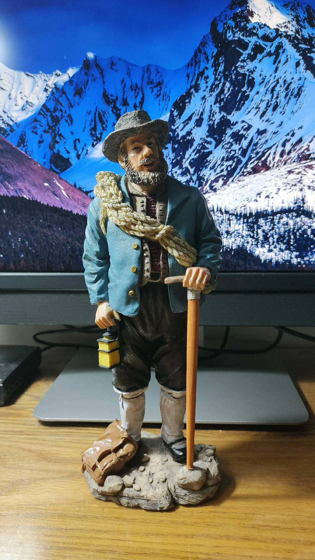 

Resin Crafts European Figure Ornaments Mountaineering Explorer Figurine Old Captain Sculpture Home Tabletop Ornaments Gifts