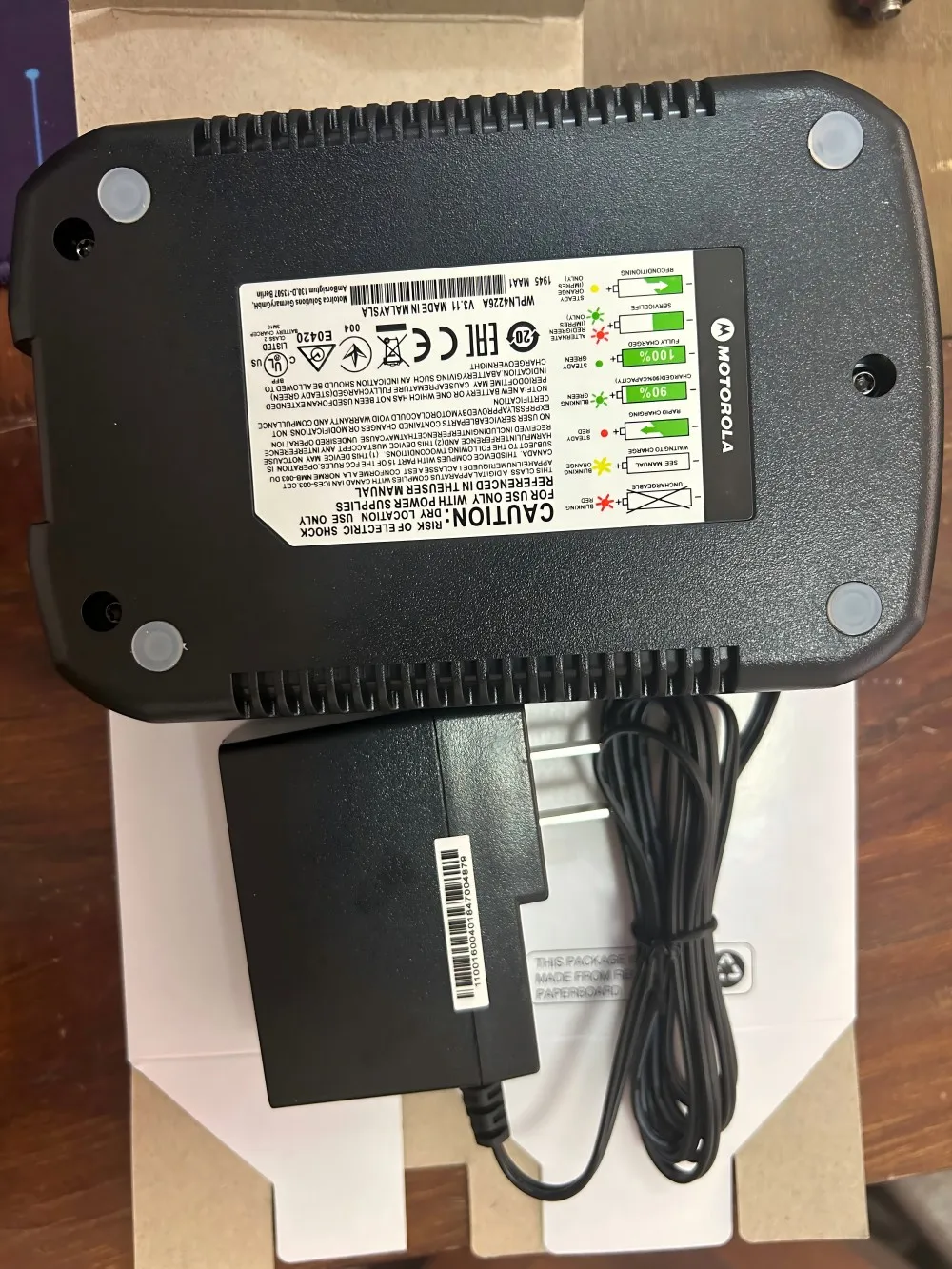 Motorola XPR3300 トランシーバー デスクトップ充電器 XPR3500 XIR P6600i XIR P6620i 双方向無線バッテリー充電器に適しています。