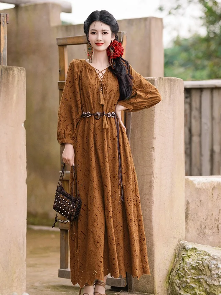 Een kaki jurk met exotische stijl voor post-apocalyptische reizen van vrouwelijke studenten