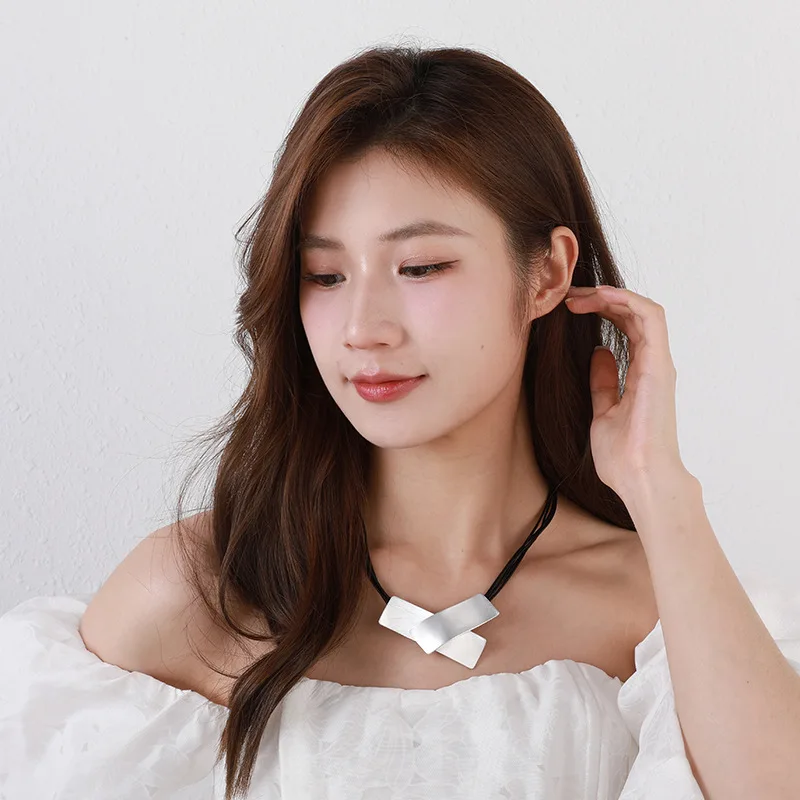 قلادة قصيرة جديدة أوروبية وأمريكية متعددة الاستخدامات على الموضة هندسية مربعة قصيرة URL ياقة نسائية بسيطة