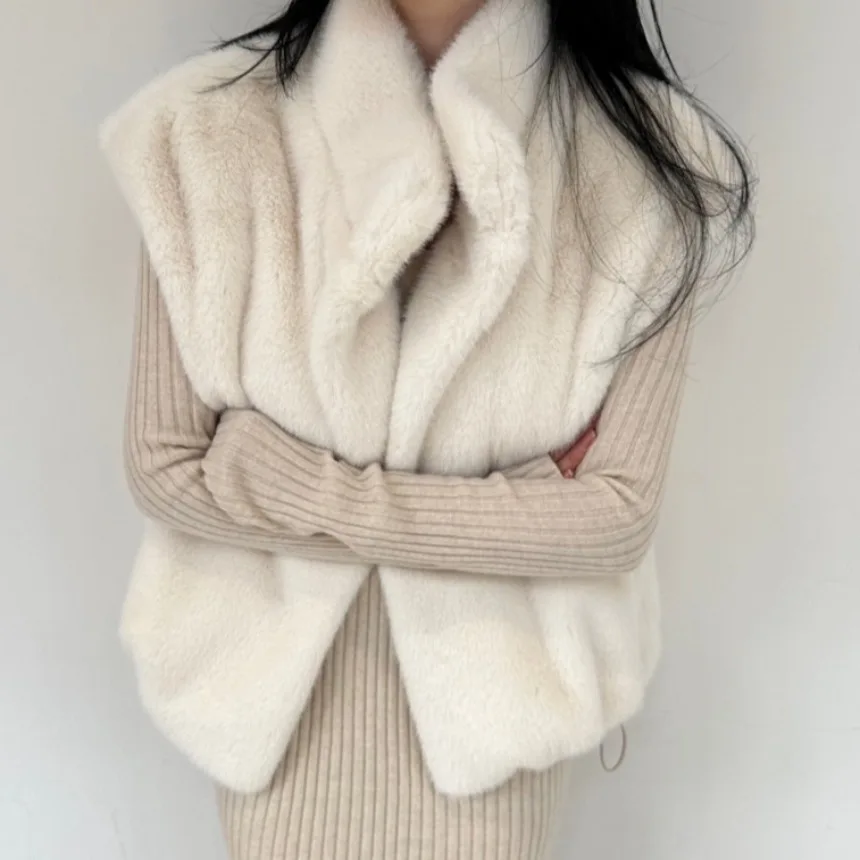 

Стильный женский утепленный жилет из искусственного меха для осени и зимы, новая универсальная модель свободного кроя, визуально стройнящая фигуру, версия Stand Edition, производство Китай