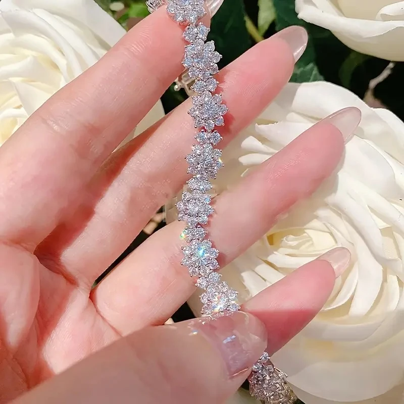 

A beautifully crafted and fashionable pure silver D-color full moissanite round-cut moissanite candy sunflower fashion bracelet,