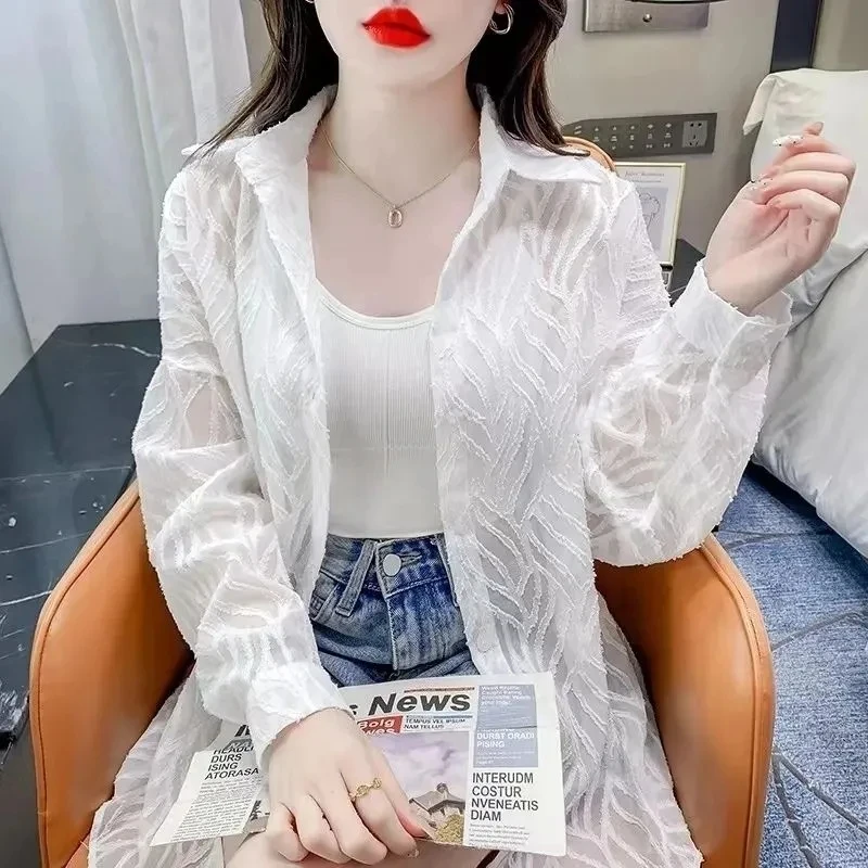 เสื้อคลุมชีฟองแขนยาวปักลายดอกไม้บางเบาสำหรับฤดูร้อนปี 2025 ป้องกันแสงแดด ทรงหลวม สไตล์เกาหลี ระบายอากาศได้ดีสำหรับผู้หญิง
