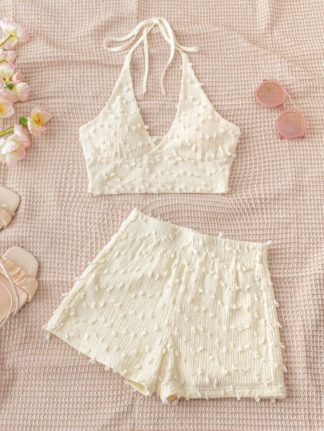 

Кремовый комплект из топа-халтера и шорт для летнего пляжного отдыха или свидания