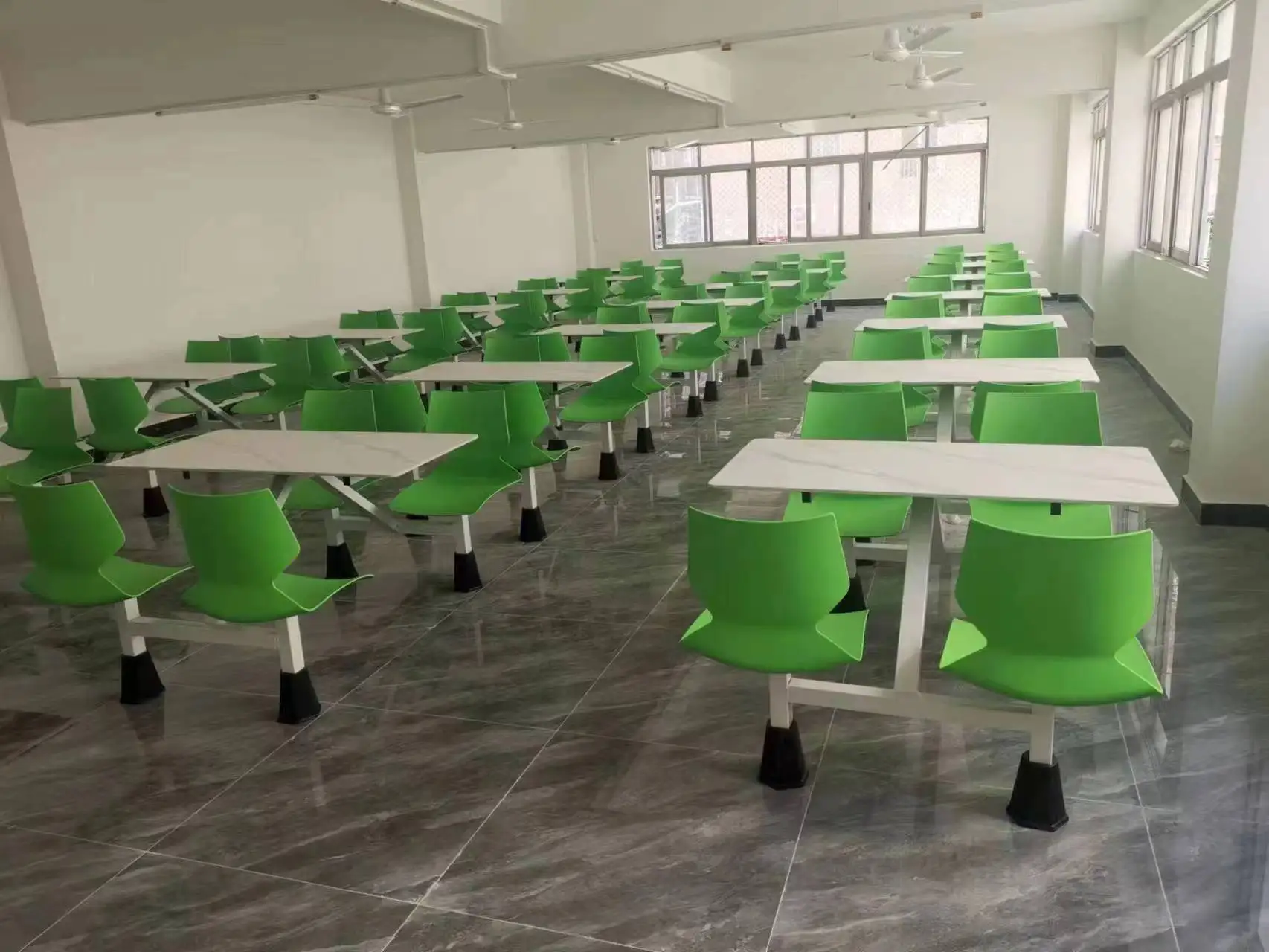 طاولة تقديم الطعام من الفولاذ المقاوم للصدأ وكرسي بالجملة لون قطعة واحدة لتناول الطعام وكرسي للوجبات السريعة ومطعم المقصف لتناول الطعام