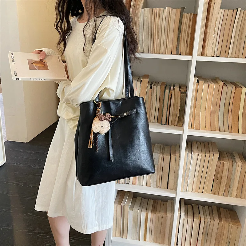

Tote bag women's 2026 new spring and summer popular fashion shoulder bag large capacity bucket bag