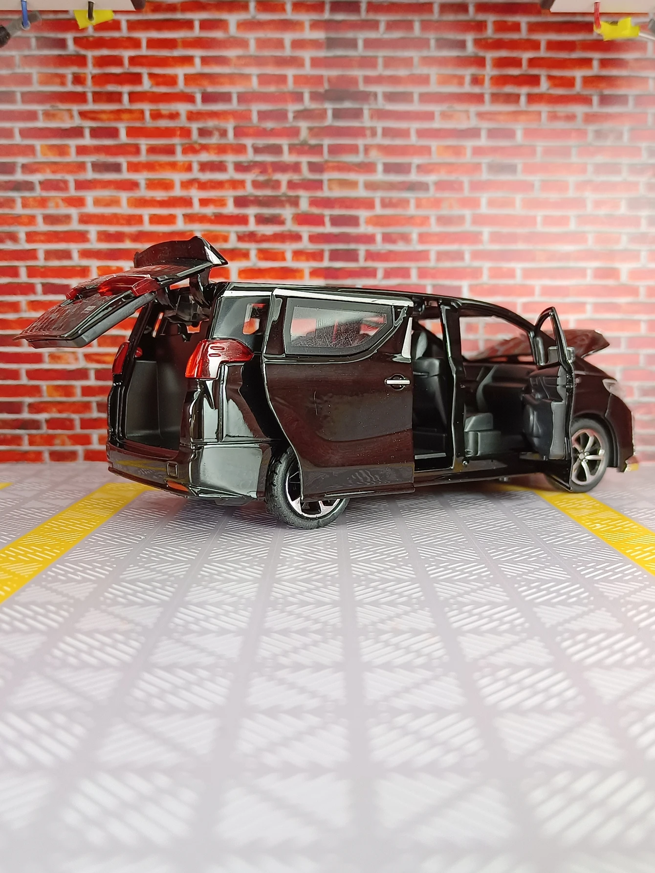 

1:32 Alphard MPV Alloy Car Model Simulation Sound and Light Model Car Toy For Kids Collectibles Birthday Gift rich details