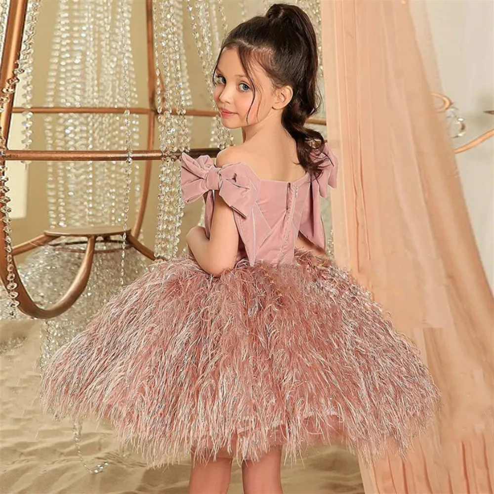 

Customized Flower Girl Wedding Dress Velet Feather with Bow Off the Shoulder Kids Birthday Party First Communion Ball Gown