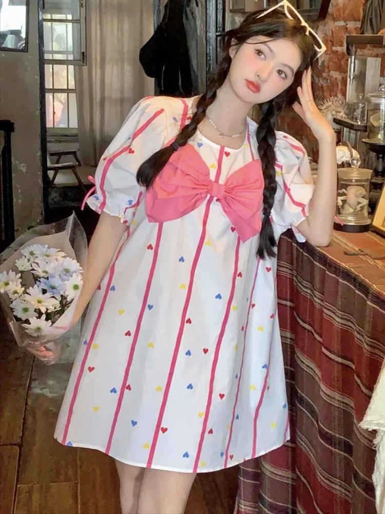 

Лето 2025 г., мини-платье в стиле Лолиты с пышными рукавами и 3D розовым бантом, свободное мини-платье трапециевидной формы Kawaii, японские молодые женщины, милые платья с сердечками и любовью Y2K