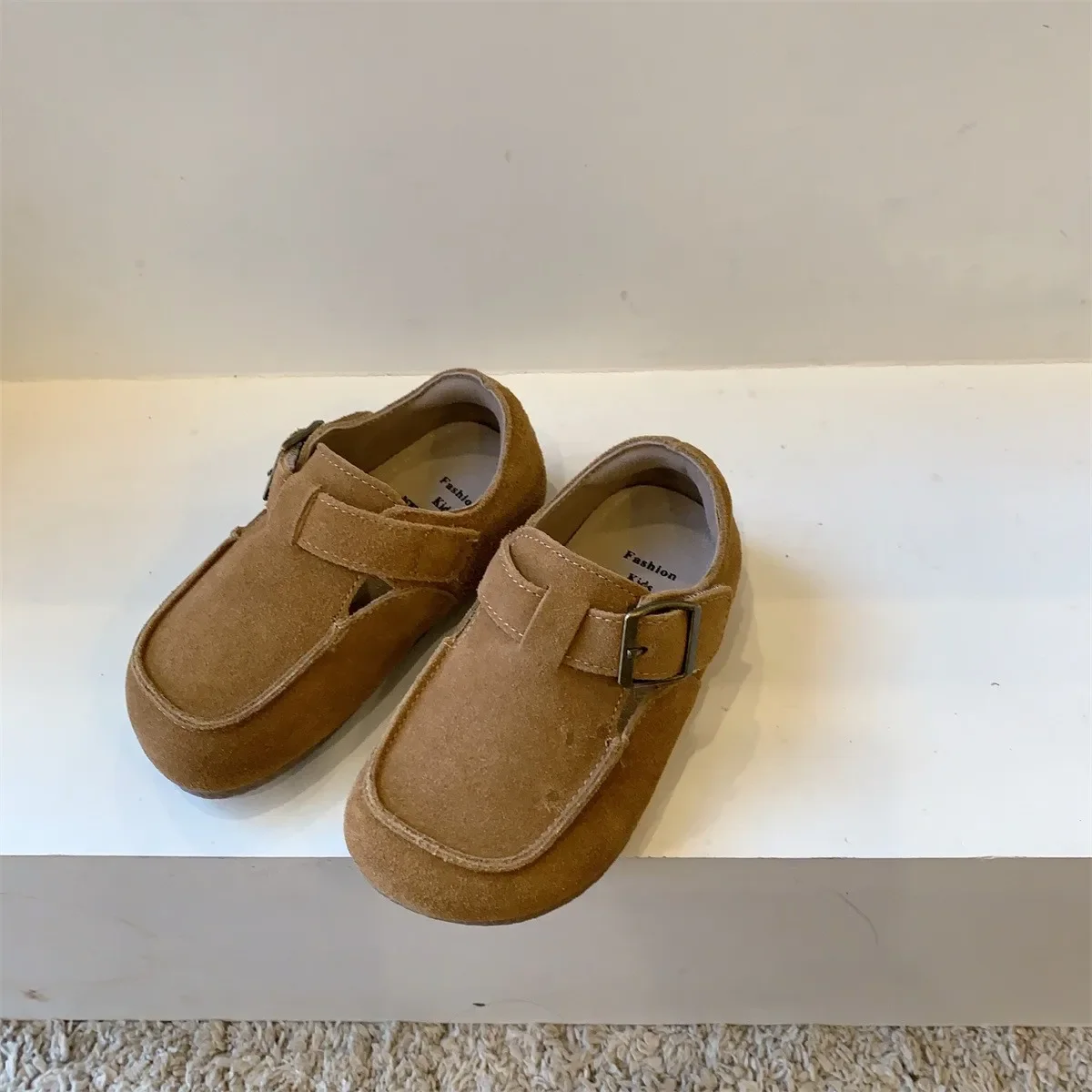 Zapatos planos para niños, zapatos informales con hebilla, punta redonda, estilo británico, versátiles, transpirables, zapatos de gamuza Unisex para niños