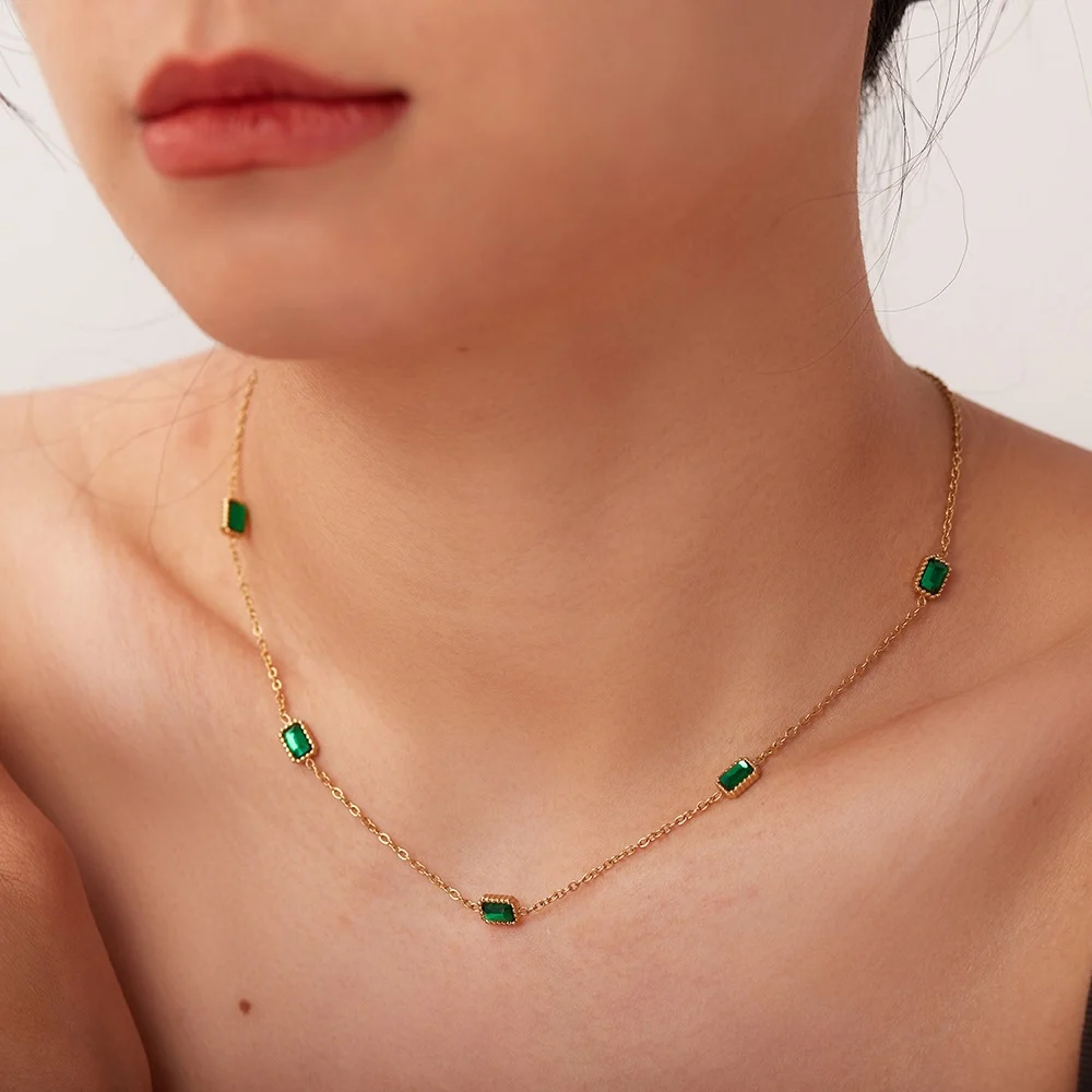 Retro 18k vergoldete Edelstahlkette mit einfachem grünem Kristall-Zirkon-Edelstein für Damen, Modeschmuck – Detail 1