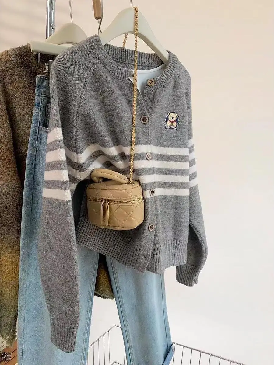 

Корейское студенческое женское трикотажное пальто с вышивкой меха медведя, осенне-зимняя верхняя одежда, открытый кардиган, милый свободный крой, длинный слэ...