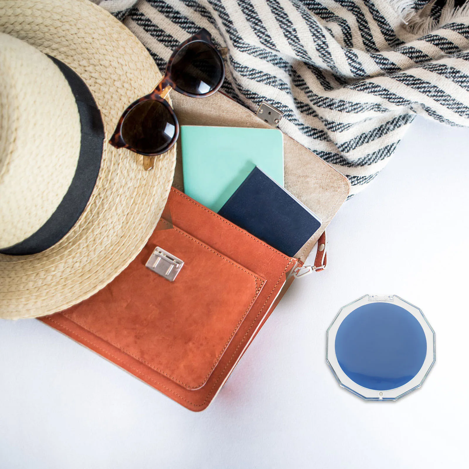 Tragbarer, zusammenklappbarer Make-up-Mini-Spiegel, kleiner, kompakter Reise-Taschenspiegel mit doppelseitiger Vergrößerung für Frauen