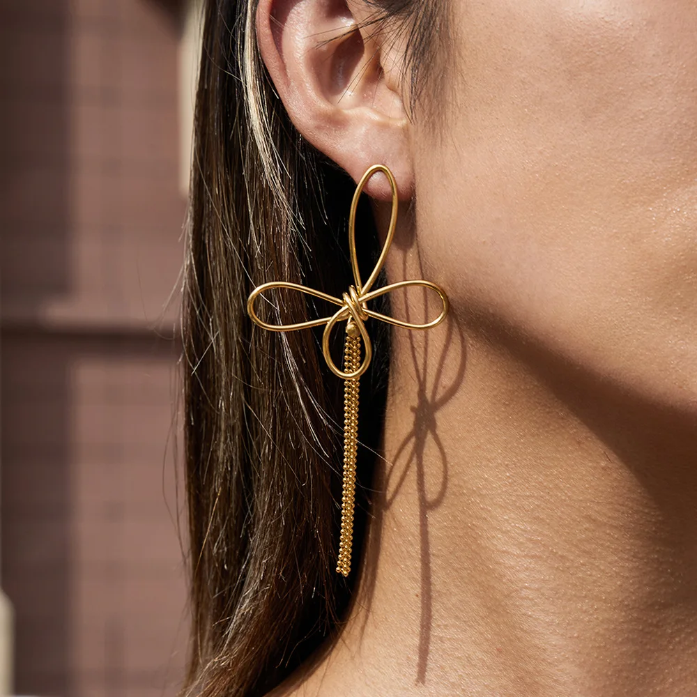 YHTOT Fashion Classic 18K مطلية بالذهب والفولاذ المقاوم للصدأ على شكل فيونكة شرابة أقراط للنساء هدية للحفلات
