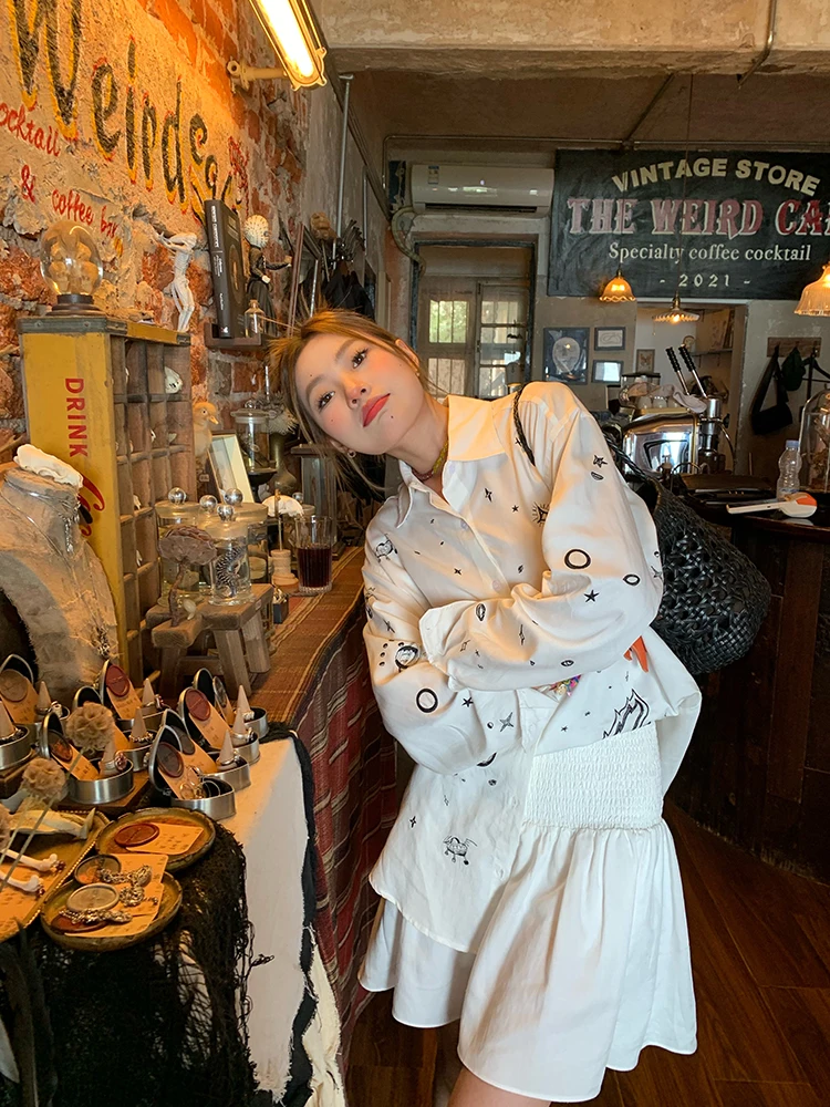 

Элегантный женский комплект из двух предметов с длинными рукавами и вышивкой: модный ансамбль с юбкой для создания омолаживающего образа