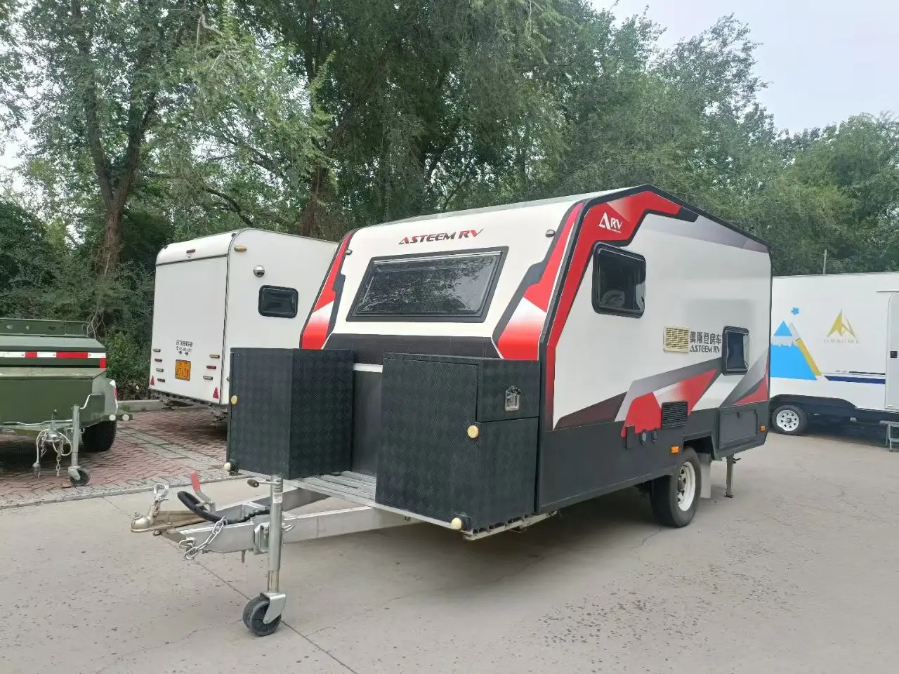 

Новый компактный кемпер-прицеп 2026 года с полной комплектацией для кемпинга и путешествий