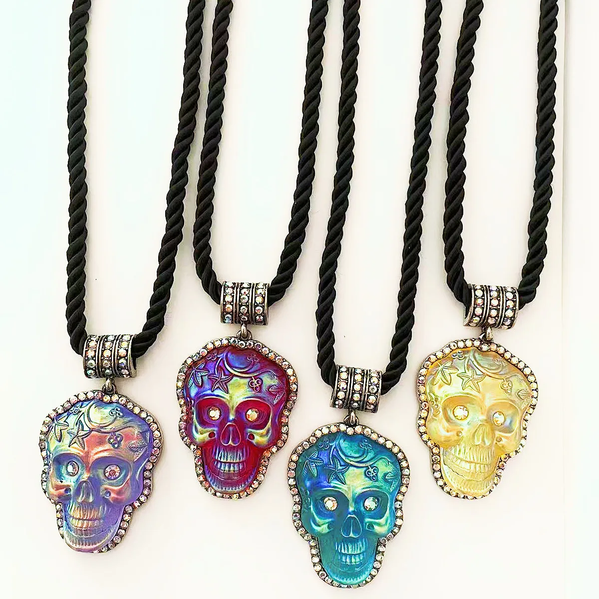 

MITTO FASHION JEWELRIES AND HIGH-END ACCESSORIES HALLOWEEN SKULL PENDANT SHORT ROPE VINTAGE NECKLACE FOR WOMEN