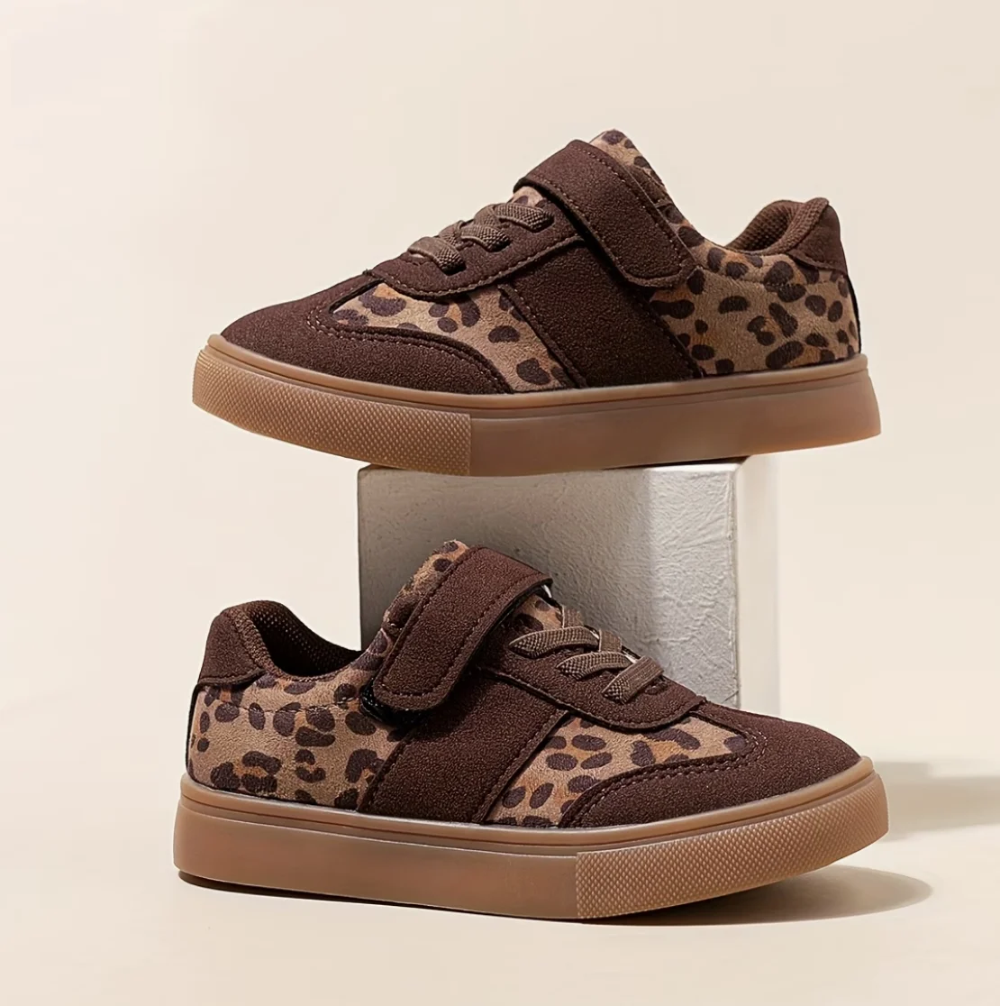 A pair of low-top leopard-print student daily wear slip-resistant children's sports shoes for boys and girls