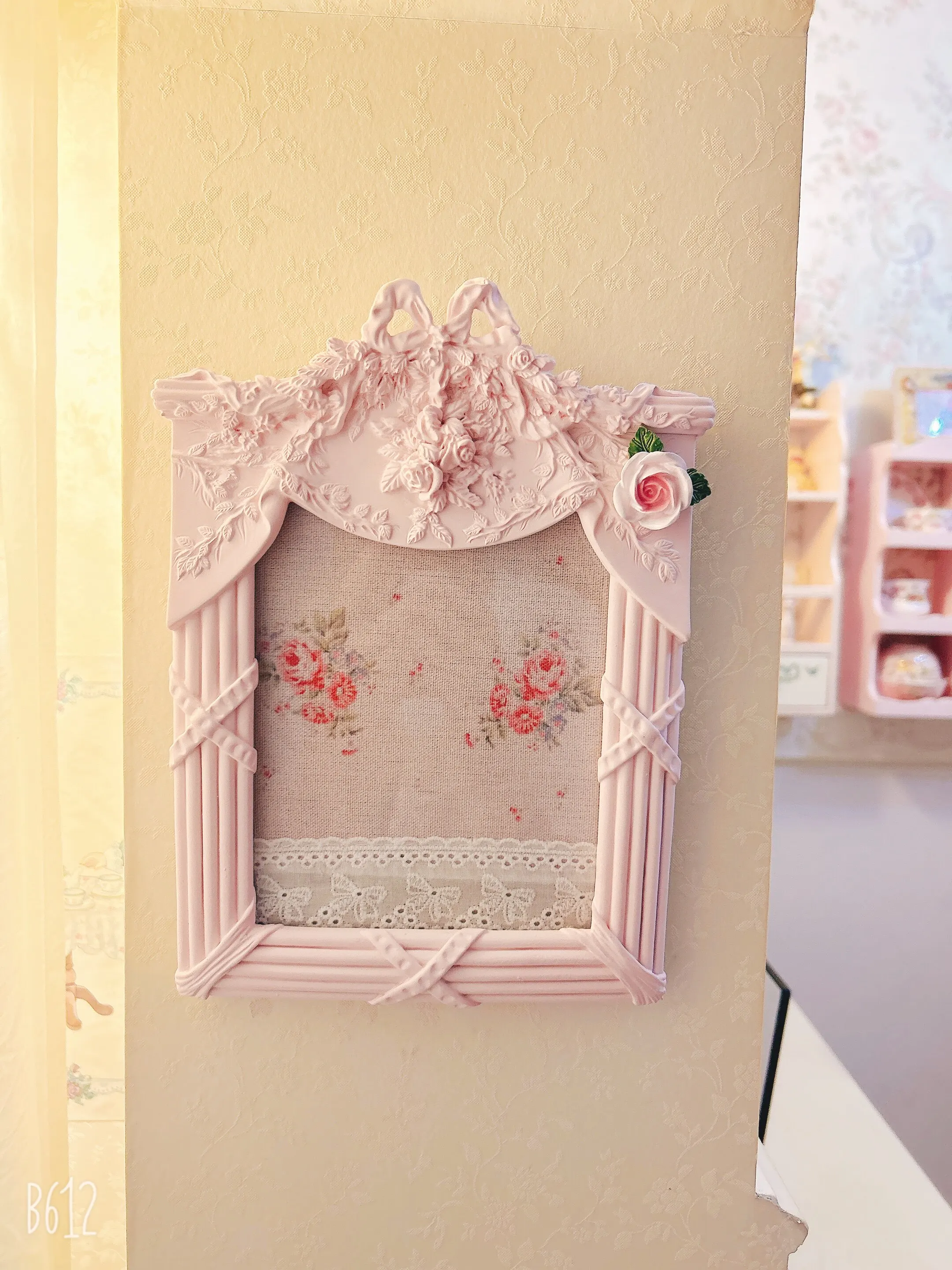 Resin Engraved Photo Frame Mirror Which Can Be Hung or Set Up for Dual Purposes 25 * 17cm Beautiful Poink Bow Flowers Mirror