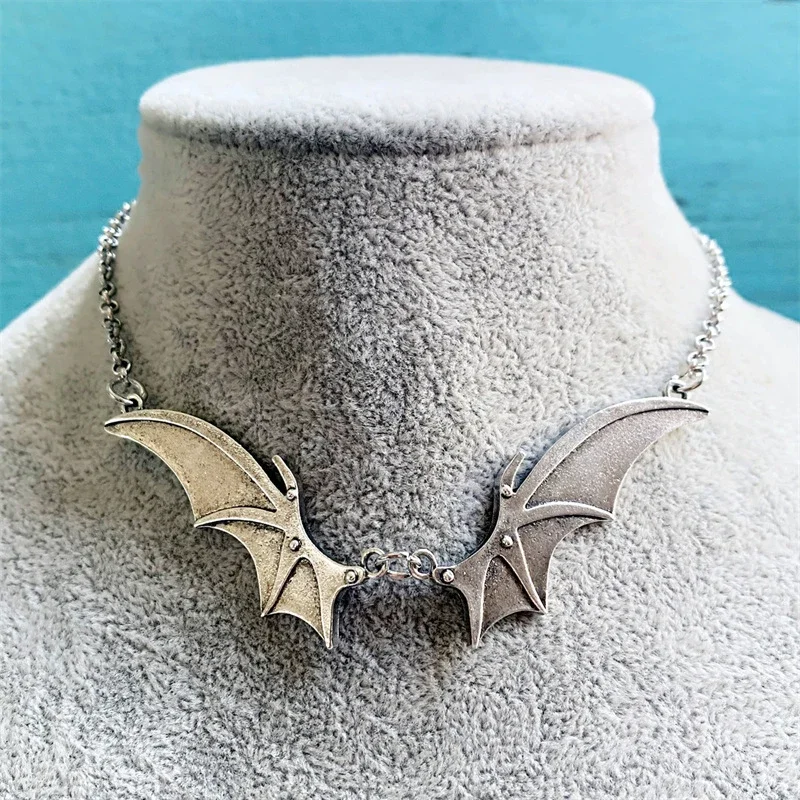 Black Gothic Design Vintage Bat Spreading Wings Pendant Necklace for Men and Women Hip Hop Rock Party Accessories