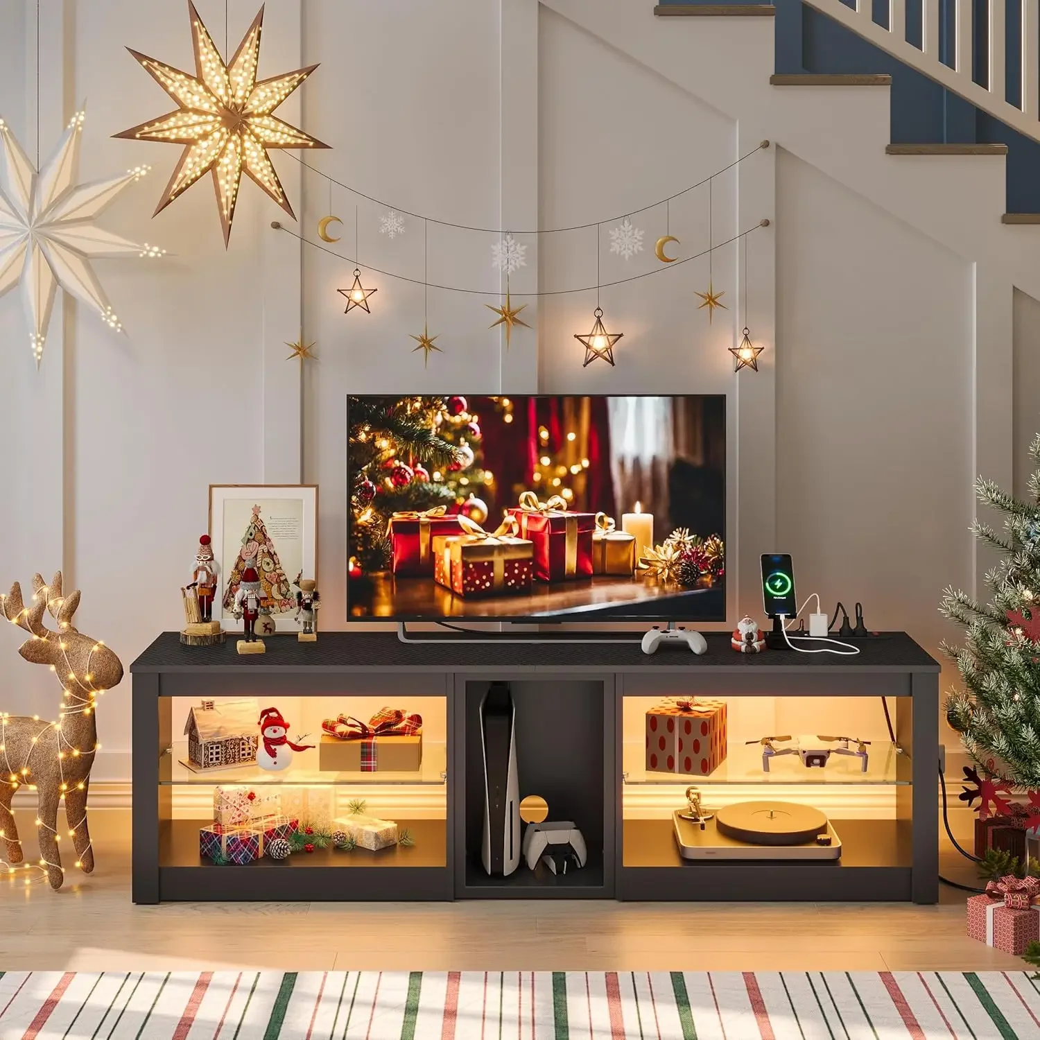 حامل تلفزيون لتلفزيون 70 بوصة مع منافذ طاقة، مركز ترفيه LED لـ PS5، وحدات تحكم تلفزيون الألعاب مع أرفف زجاجية