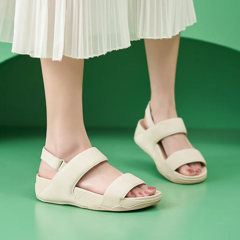 

Летние женские сандалии с простым прямым ремешком, мягкой подошвой, удобные, дышащие, универсальные, на толстой подошве и танкетке.