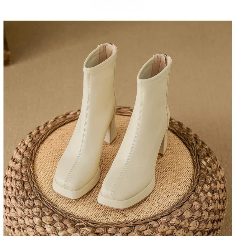 

Ботильоны 2026, осенние ботинки челси на высоком каблуке с острым носком во французском стиле в стиле ретро, дизайнерские короткие ботильоны с металлическими украшениями, 34–39