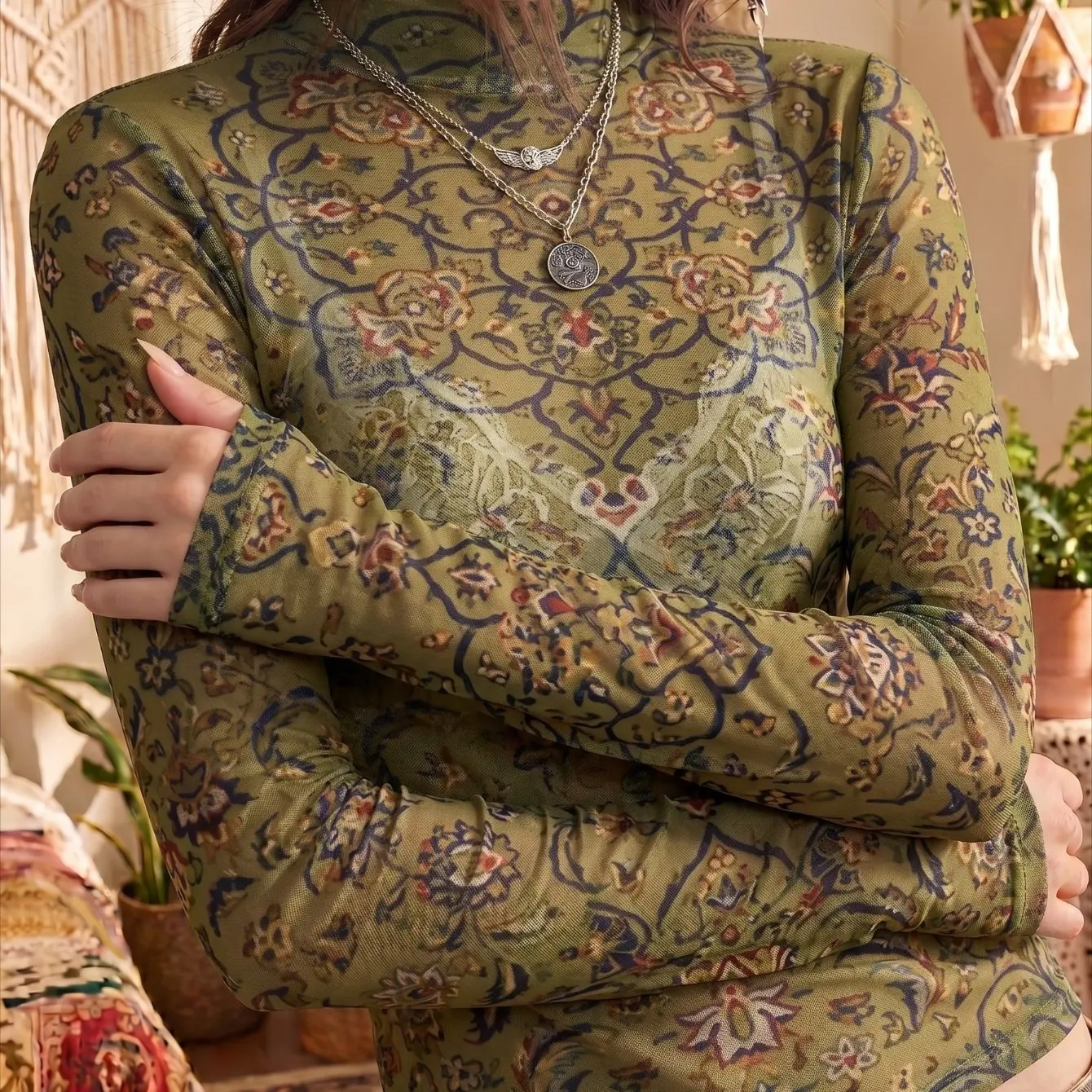 Blusa de malla transparente verde oliva retro con tótem étnico para mujer, cuello simulado, manga larga, estilo bohemio vintage, camisa base informal para superposiciones