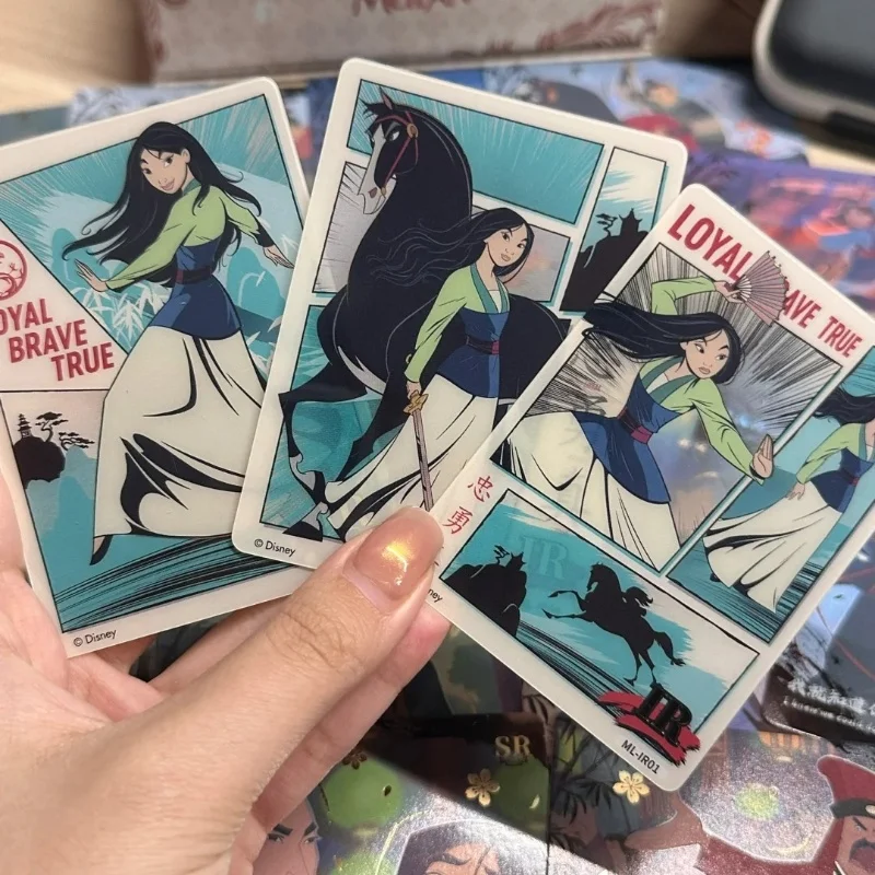 صندوق أعمى لبطاقات الرسوم المتحركة المعتمد من Disney Mulan - مفاجأة غامضة عصرية قابلة للجمع لمحبي الألعاب