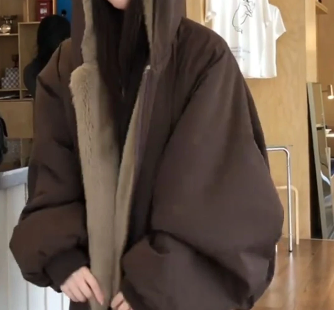 Giacca da donna in cotone con cappuccio marrone peloso in autunno e inverno con peluche spesso e vestibilità ampia per superare il top