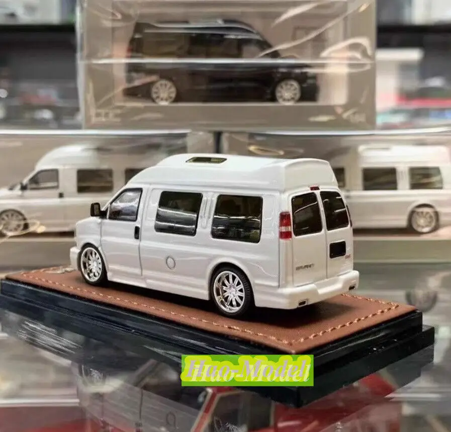 GOC 1:64 For GMC SAVANA SUV Alloy Metal Diecast Car Model Boys Birthday Gifts Hobby Display Collection Ornaments White/Black