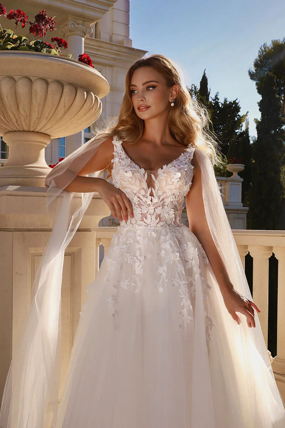 Luksusowe suknie ślubne szyte na miarę z dekoltem w serek, z peleryną, koronkowymi aplikacjami, księżniczka, suknia ślubna bez pleców, linia A, suknie dla panny młodej