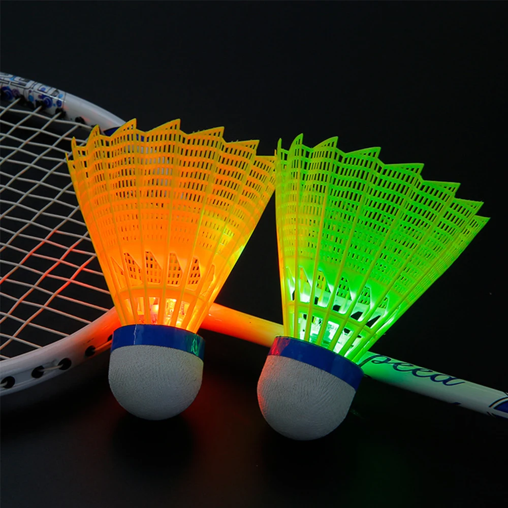 Bola Badminton LED, kok bulutangkis bercahaya bahan plastik 4 buah lampu luar ruangan