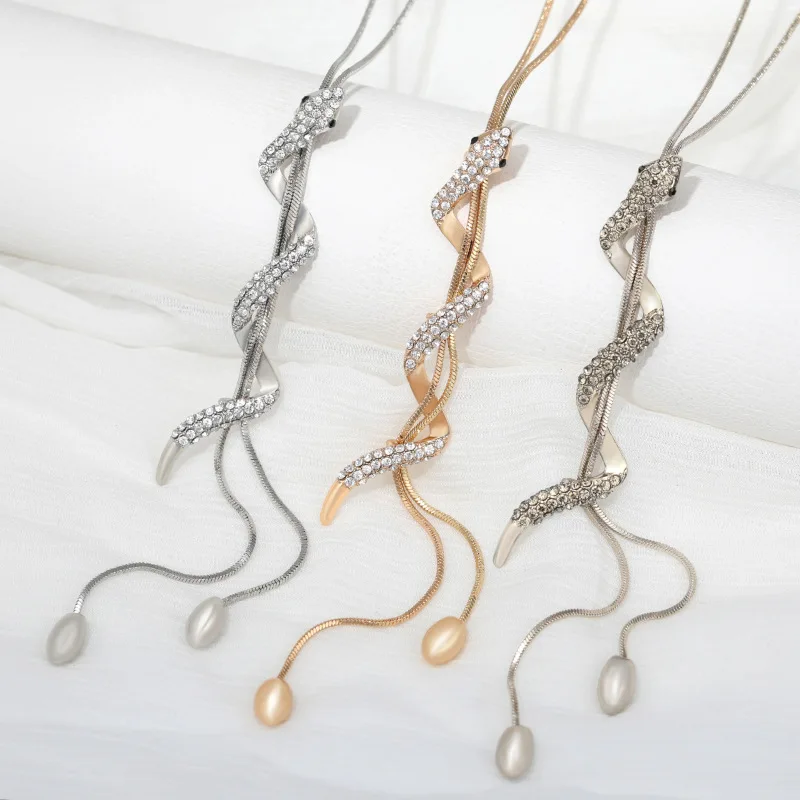 

A fashionable and versatile long snake-shaped necklace for women can be paired with a long sweater chain