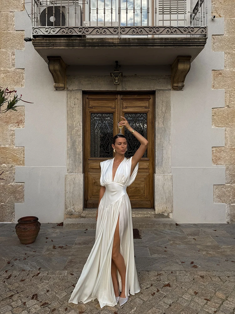 Elegantes, aushöhlendes, ärmelloses, plissiertes Abendkleid, trendiges, reines, gespleißtes Kleid, Temperament, V-Ausschnitt, hohe Taille, Satin, langes Kleid