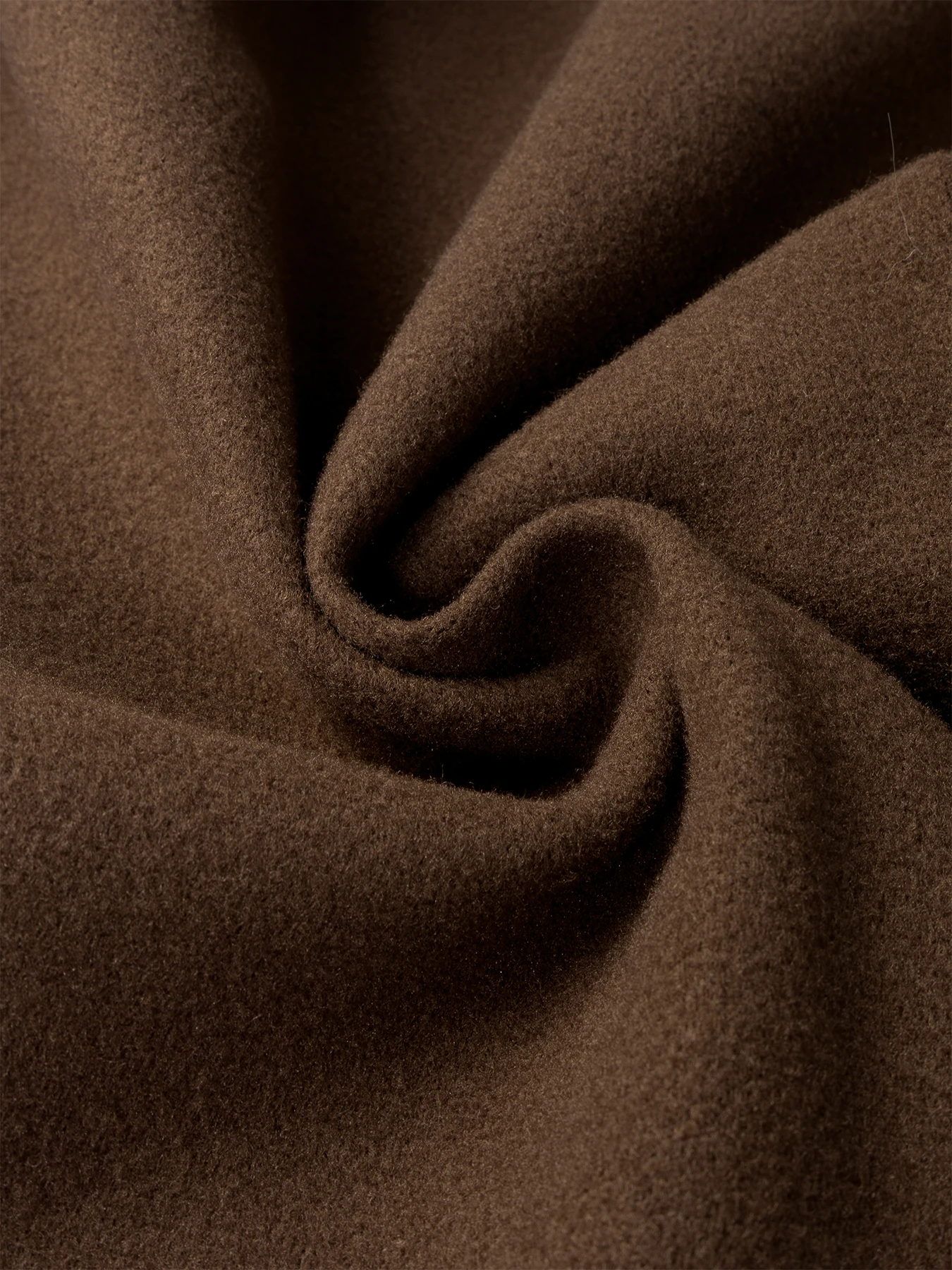 هذا الياقة البنية الأنيقة والمعطف الصوفي بإبزيم مزخرف ذهبي للنساء في الخريف والشتاء هو التخسيس