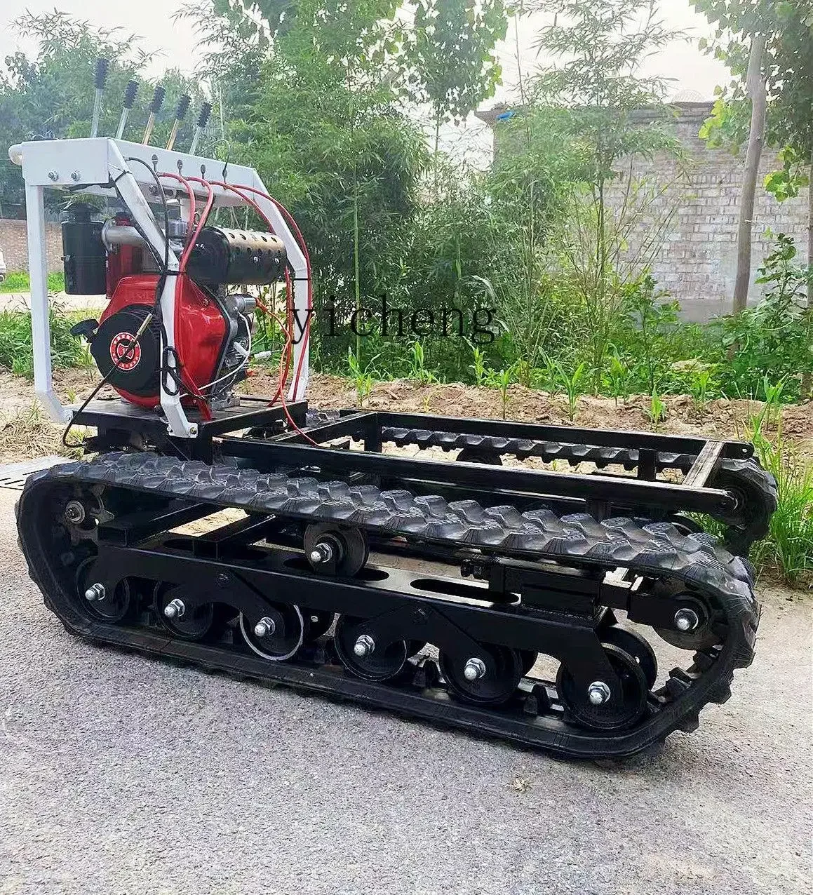 Mały transportowiec gąsienicowy TQH, do terenów górskich i sadów, do transportu nawozów, w rolnictwie i leśnictwie, do transportu drewna, terenowy.