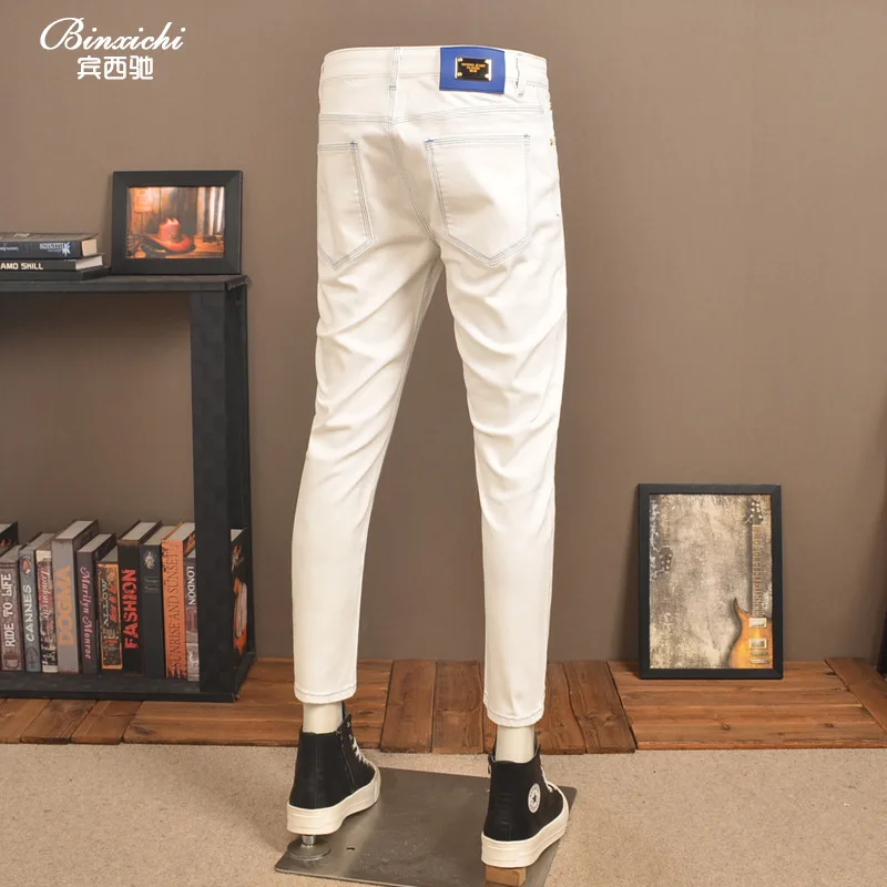 Pantalones vaqueros cortos blancos finos de verano para hombre, pantalones informales lavados de gama alta con pies pequeños elásticos a la moda para hombre