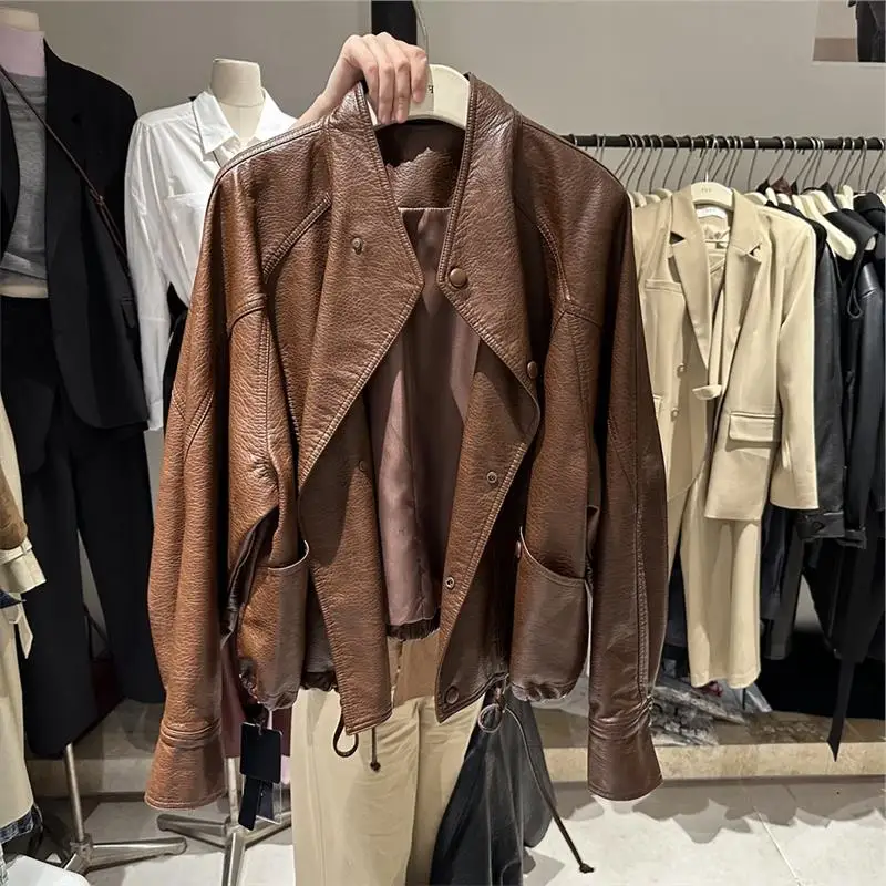 เสื้อแจ็คเก็ตหนังสไตล์อเมริกันทรงหลวมสำหรับผู้หญิง ไซส์เล็ก ดีไซน์หรูหรา สีน้ำตาล ทำจากหนัง PU