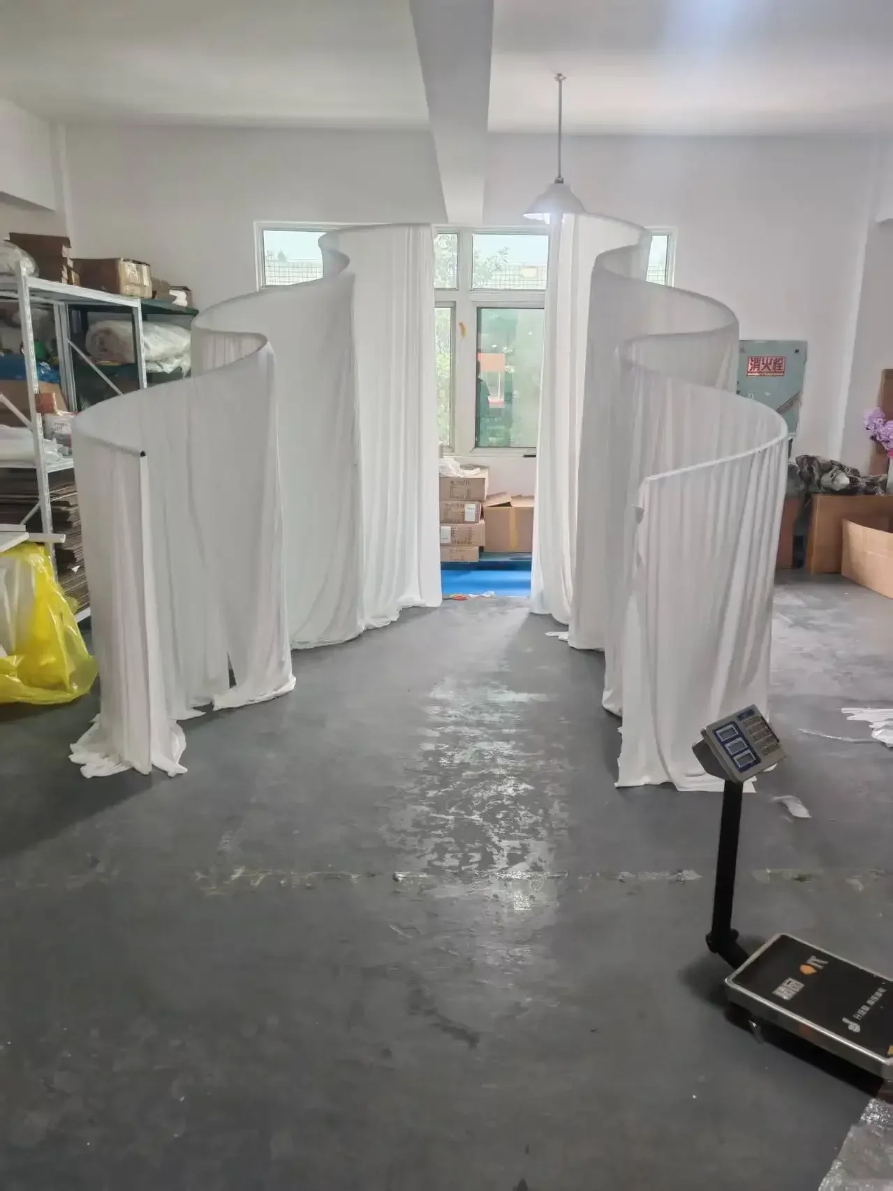 Luxuriöser Wellenförmiger Rahmen für Outdoor-Partys und Events, Dekorativer Bogen-Hintergrundständer, Maßgefertigte Hochzeitsdekoration für Zeremonien und Empfänge – Detail 6