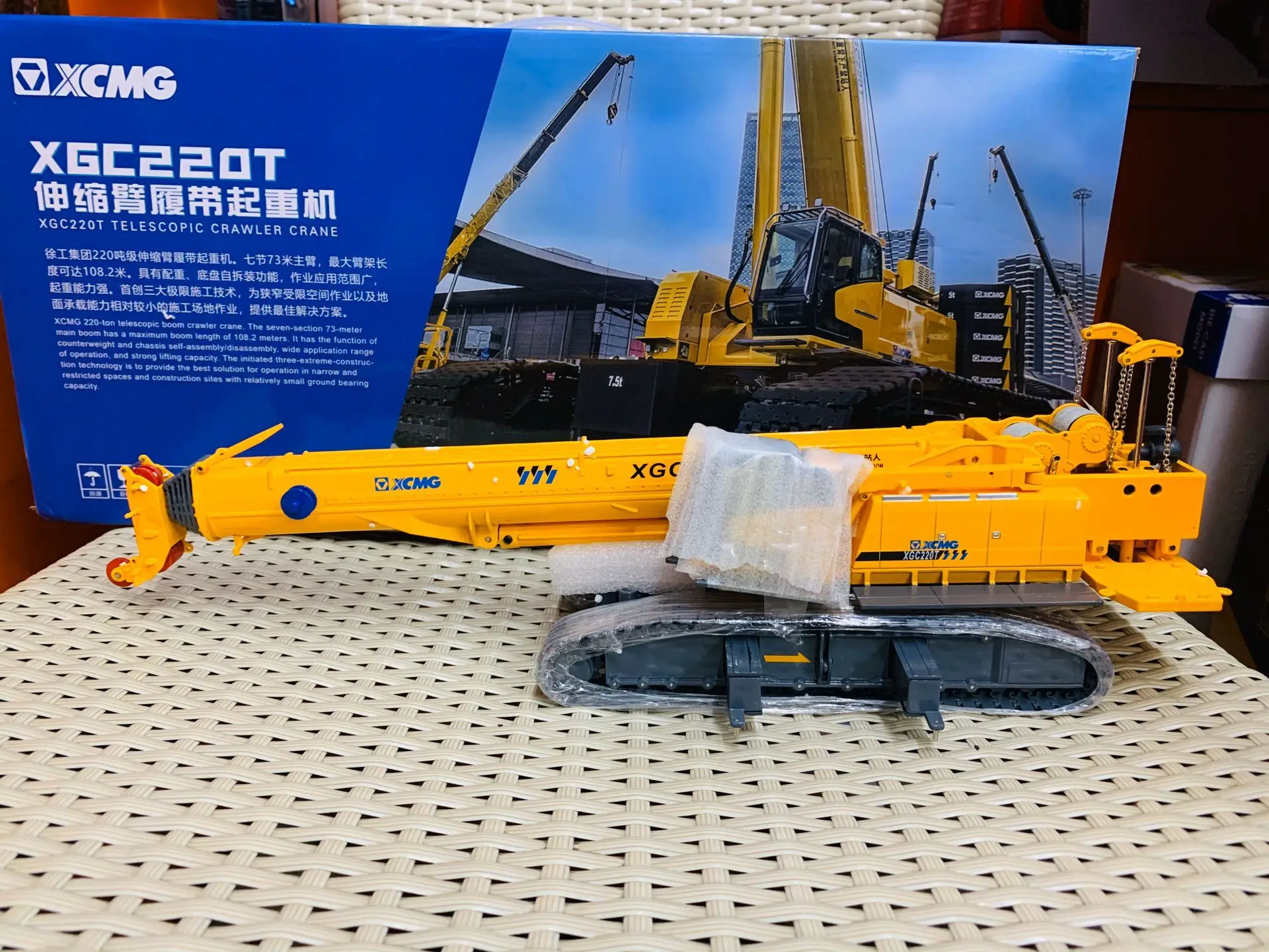 

XCMG XGC220T Telescopic Crawler Crane 1:50 Birthday Gift Toy Scene Decoration Engineering Car Collection Model